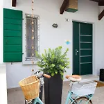 לינה וארוחת בוקר Casa Al Mare 3*